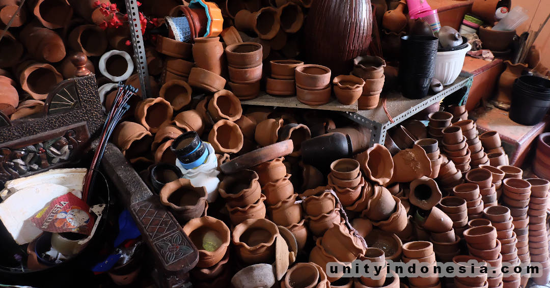 Indonesian pottery, small placenta vases.