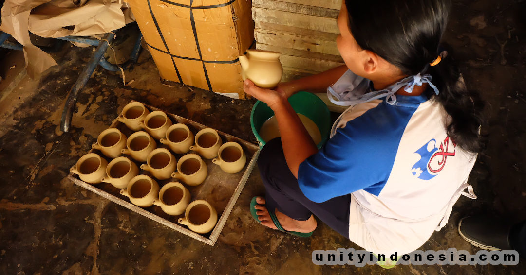 Indonesian pottery, tray with fresh pots.