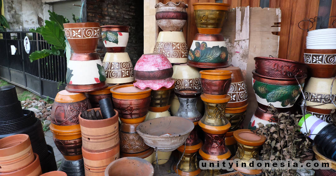 Indonesian pottery, colourful vases.